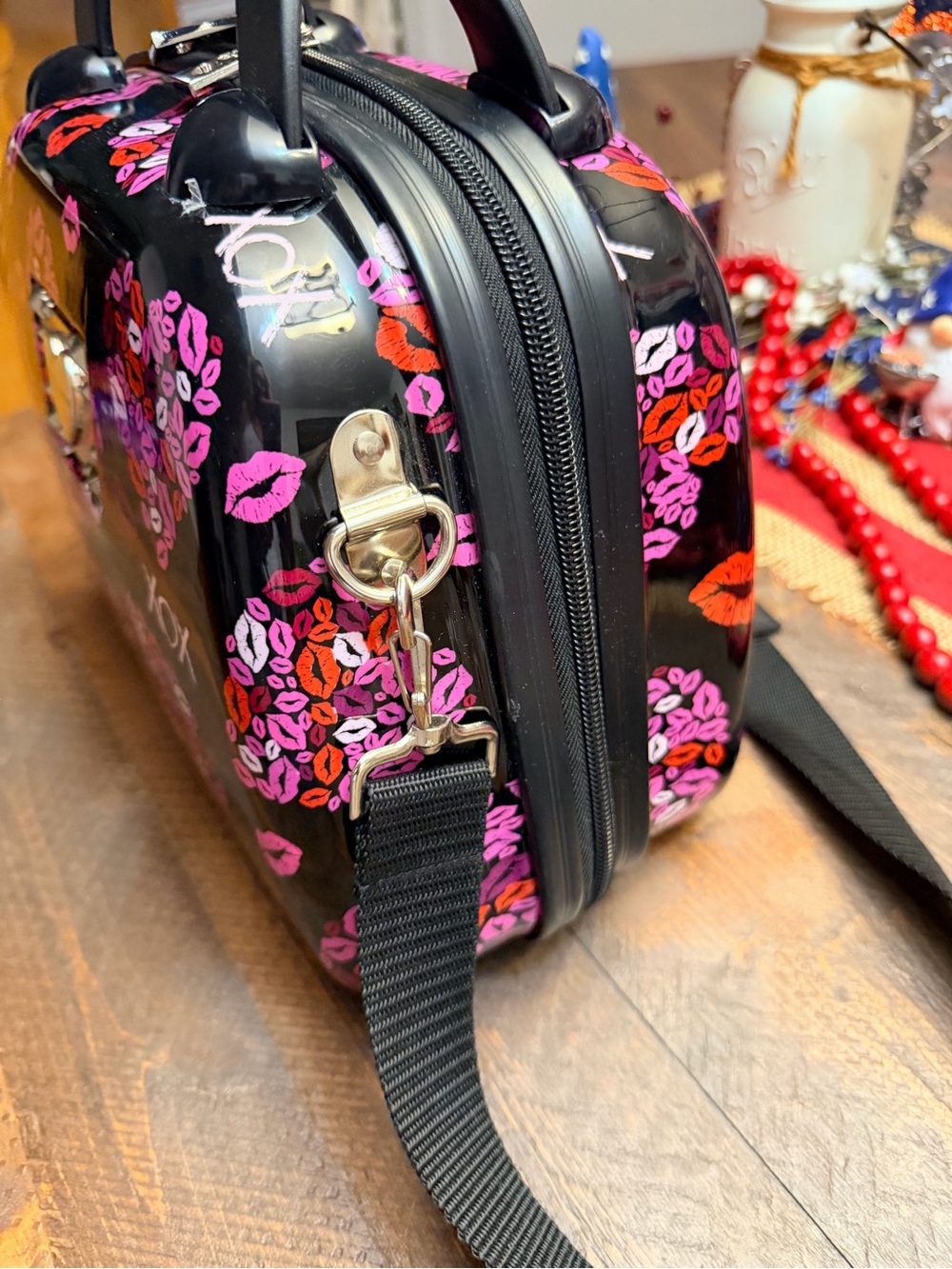 Rare Retired Betsey Johnson Hardside Cosmetic Train Case XOXO kisses 💋 EUC - Picture 6 of 13